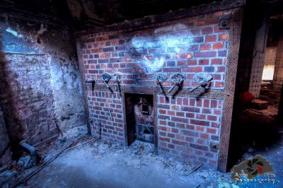 Ein Ziegelkamin in einem Raum mit einem gebrochenen Feuer