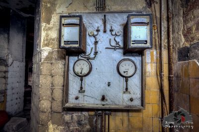 Eine Wand mit einem Haufen Uhren darauf