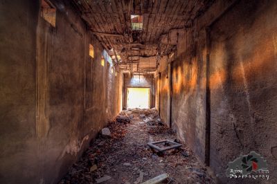 Ein langer Flur mit einem Haufen Schutt auf dem Boden