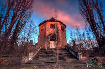 Ein sehr altes Gebäude mit vielen Bäumen