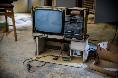 Ein kaputtes Fernsehen, das auf einem Tisch sitzt