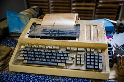 Eine Computertastatur mit einer kaputten Tastatur darauf