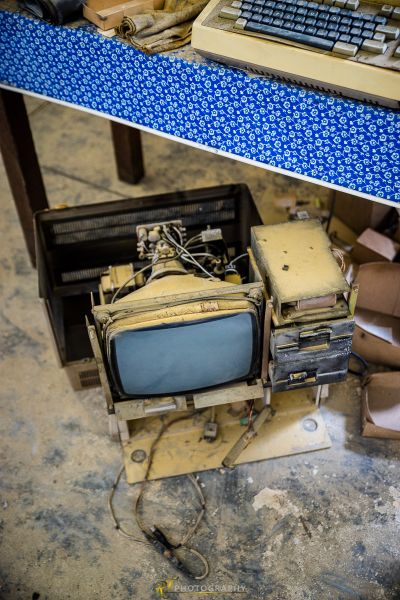 Einen Computer und eine Tastatur auf einem Tisch