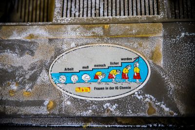 Ein Aufkleber an der Wand mit einem Bild von einem Mann und einem Hund