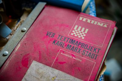 Ein Buch mit einem roten Cover auf einem Tisch sitzend