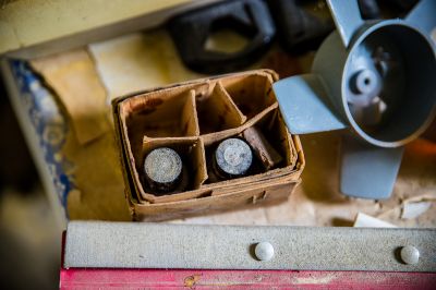 Eine Schachtel mit ein paar kleinen Holzstücken