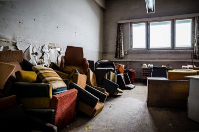 Ein Zimmer mit vielen alten Möbeln