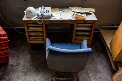 Stuhl und Schreibtisch in einem Raum mit Stuhl