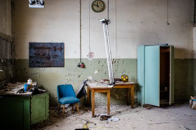 Ein Zimmer mit Tisch und Stuhl