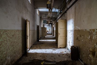 Einen langen Flur mit Peeling Farbe und Peeling