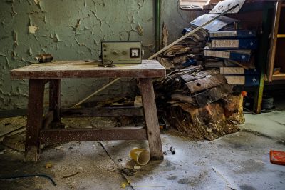 Ein Tisch mit einem Stück Holz darauf