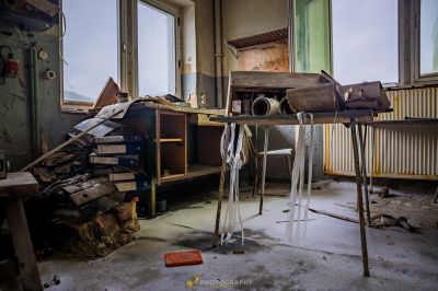 Ein chaotischer Raum mit einem kaputten Stuhl und einem kaputten Fenster