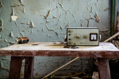 Ein kaputtes Radio, das auf einem Holztisch sitzt