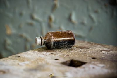 Eine Flasche an der Wand