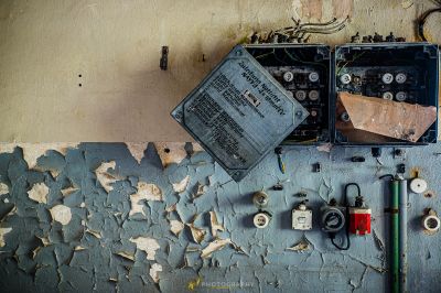 Ein gebrochenes elektrisches Gerät an der Wand