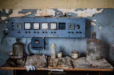 Ein Zimmer mit einem Haufen alter Gegenstände auf dem Tisch