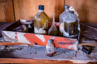 Ein Holztisch mit Flaschen und einem Messer