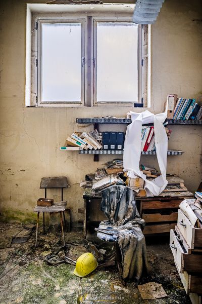 Ein chaotischer Raum mit einem cls und einem kaputten Computer