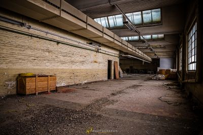 Ein Zimmer mit einer Holzkiste und einem Fenster