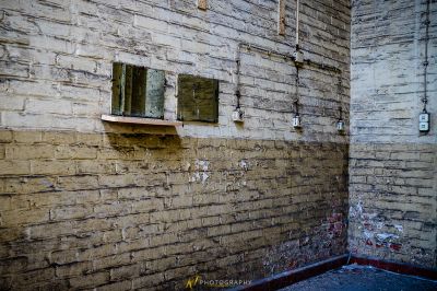 Ein Zimmer mit einer Ziegelwand und einem Fenster