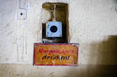 Ein Schild an der Wand