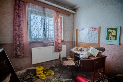 Ein Zimmer mit Schreibtisch und Stuhl