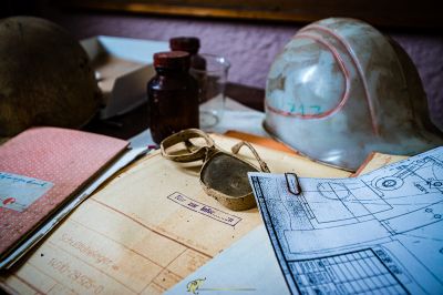 Einen Helm und eine Brille auf einem Tisch