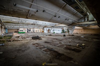 Ein Raum mit vielen Trümmern und Trümmern