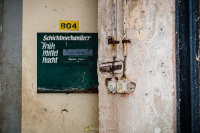 Ein Schild an der Wand, das schrmh liest