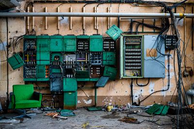 Eine grüne Maschine, die auf einem Holzboden sitzt