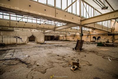 Ein Zimmer mit vielen Trümmern und einem kaputten Stuhl