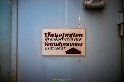 Ein Schild an einer Tür, das sagt, 'untert ist nicht sichtbar'