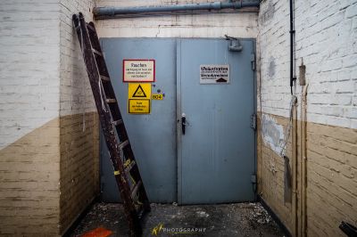 Eine blaue Tür mit einem Schild darauf