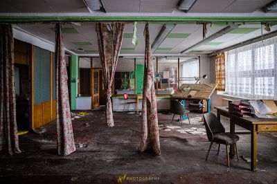 Ein Zimmer mit Schreibtisch und Stuhl