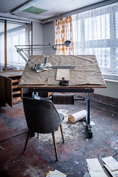 Ein chaotisches Büro mit einem kaputten Schreibtisch und einem kaputten Stuhl