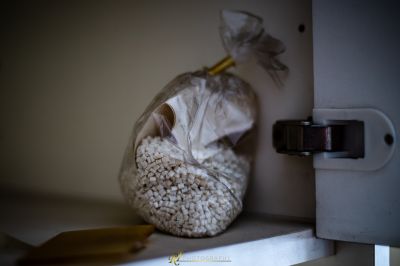 Eine Tüte weißer Bohnen, die auf einem Regal sitzen