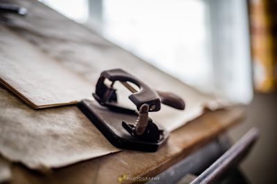 Eine Schere auf einem Tisch