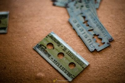 Ein paar alte Metall-Tags auf einem Tisch