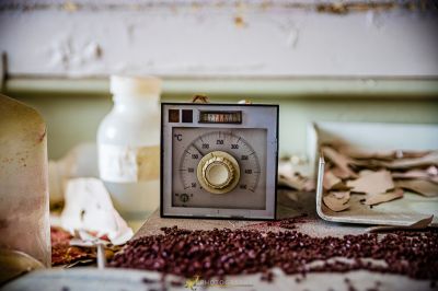 Eine Uhr, die auf einem Tisch sitzt