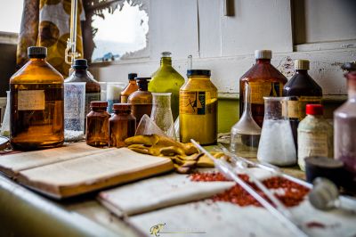 Ein Tisch mit Flaschen der verschiedenen Arten der Medizin
