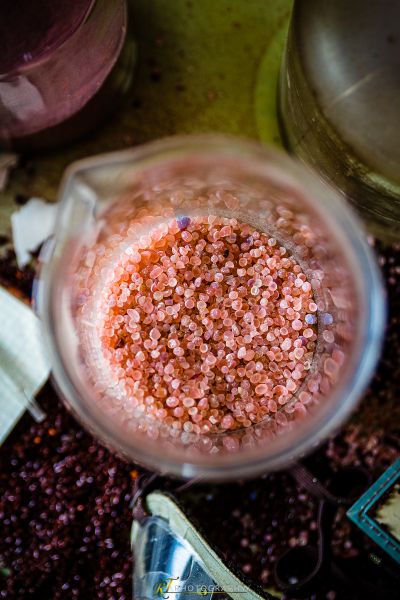 Ein Glas rosa und weißem Zucker