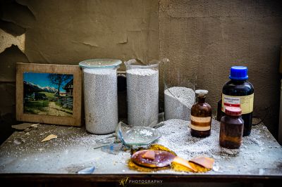 Ein Tisch mit einem Haufen Farbe und einer Flasche Farbe