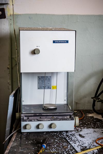 Eine weiße Maschine, die auf einem Tisch sitzt