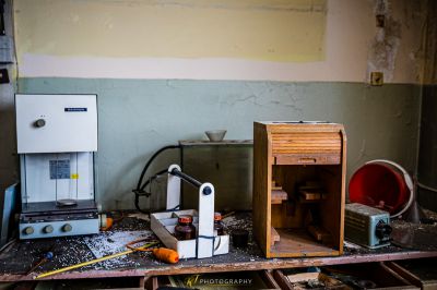 Eine kleine Maschine sitzt auf einem Tisch