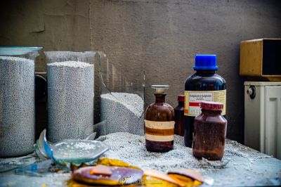 Ein Tisch mit einem Bündel Flaschen und einem Haufen Bananen