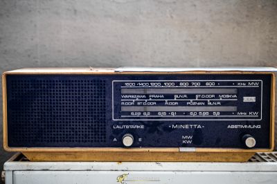 Ein Radio, das auf einem Tisch sitzt