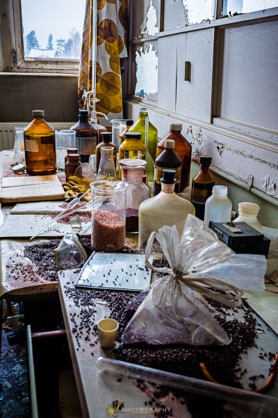 Eine Küche mit vielen cls auf der Theke