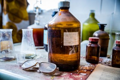 Eine Flasche Flüssigkeit, die auf einem Tisch sitzt