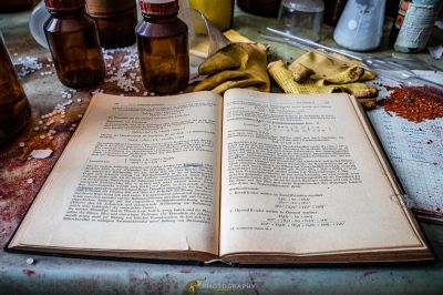 Ein Buch mit einer Seite mit Text darauf
