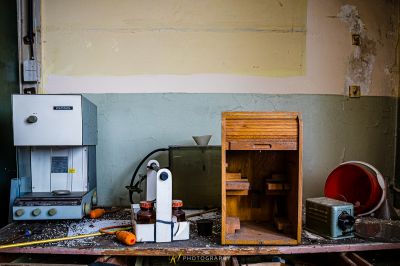 Ein kleines Zimmer mit Herd und Waschbecken
